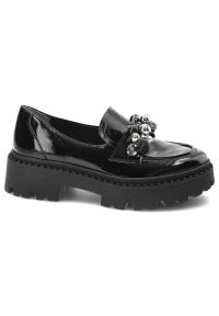 Czarne Półbuty Armodo Stylowe Mokasyny Damskie. Okazja: do pracy, na spotkanie biznesowe. Kolor: czarny. Materiał: lakier. Wzór: aplikacja. Styl: elegancki #4