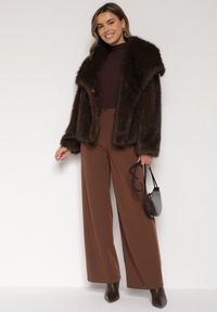 Born2be - Brązowa Oversizowa Kurtka Futerko z Szerokim Kołnierzem Reilia. Kolor: brązowy. Materiał: futro. Styl: klasyczny, elegancki #3