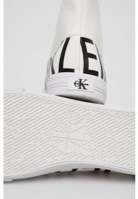 Calvin Klein Jeans Trampki męskie kolor biały. Nosek buta: okrągły. Zapięcie: sznurówki. Kolor: biały. Materiał: guma #3
