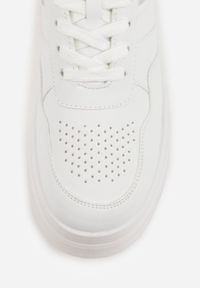 Renee - Biało-Srebrne Sneakersy VICES na Platformie Ozdobione Tłoczonym Napisem Berolla. Okazja: na co dzień. Kolor: biały. Materiał: dresówka. Wzór: aplikacja, napisy. Obcas: na platformie #4