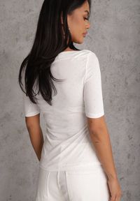 Renee - Biała Bluzka z Dekoltem Typu Łódka Ozdobiona Cyrkoniami Neaninna. Okazja: na co dzień. Kolor: biały. Materiał: poliester, jeans. Wzór: aplikacja. Styl: casual, elegancki #5