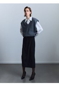 Reserved - Spódnica midi z paskiem - czarny. Kolor: czarny. Materiał: wiskoza, tkanina. Wzór: gładki #1