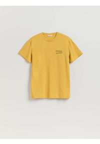 Reserved - T-shirt comfort z nadrukiem - żółty. Kolor: żółty. Materiał: bawełna, dzianina. Wzór: nadruk