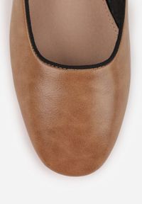 Renee - Ciemnobeżowe Balerinki Vices z Wkładką ze Skóry Naturalnej Ozdobione Paskiem Patantie. Okazja: na co dzień, na randkę. Zapięcie: pasek. Kolor: beżowy. Materiał: skóra. Wzór: aplikacja. Styl: casual, elegancki, klasyczny #9