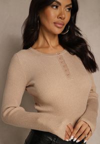 Renee - Beżowy Gładki Sweter z Wiskozą z Metaliczną Nicią i Guzikami przy Dekolcie Lilivea. Okazja: na spacer. Kolor: beżowy. Materiał: wiskoza. Długość: krótkie. Wzór: gładki #4