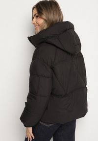 Born2be - Czarna Pikowana Kurtka Puffer z Kapturem i Kieszonką przy Rękawie Galieana. Okazja: na spacer. Typ kołnierza: kaptur. Kolor: czarny. Materiał: jeans, dzianina. Styl: sportowy, elegancki #7