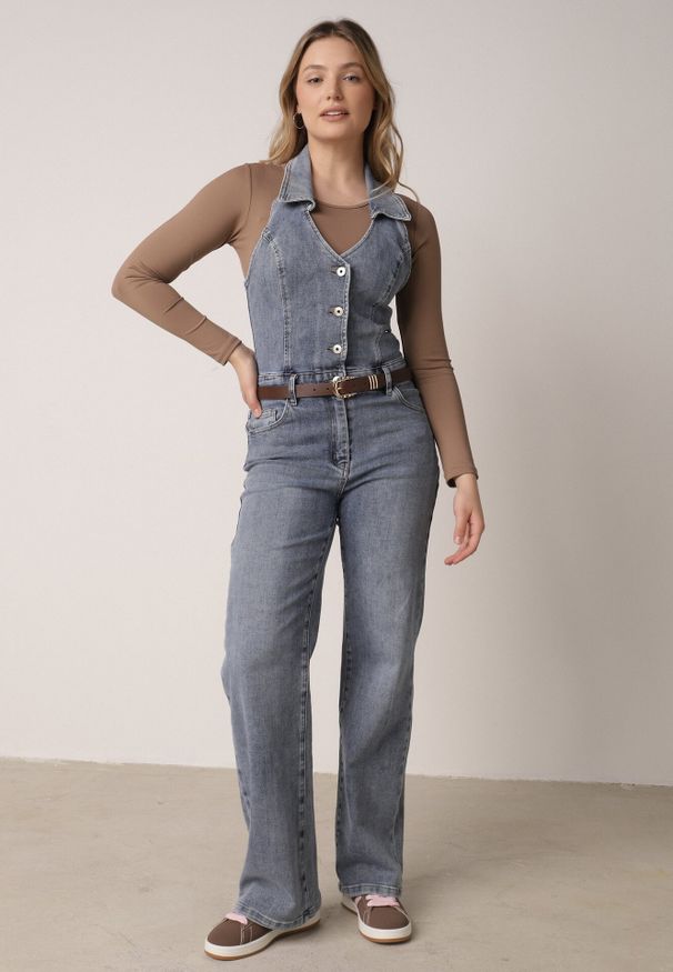 Born2be - Niebieski Jeansowy Kombinezon z Bawełny z Odkrytymi Plecami i Kołnierzykiem Edaviael. Okazja: na co dzień. Kolor: niebieski. Materiał: bawełna, jeans. Styl: casual, klasyczny