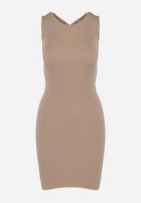 Born2be - Beżowa Mini Sukienka Prążkowana z Krzyżującymi się Ramiączkami na Plecach Banova. Kolor: beżowy. Materiał: prążkowany. Długość rękawa: na ramiączkach. Sezon: lato. Długość: mini #3