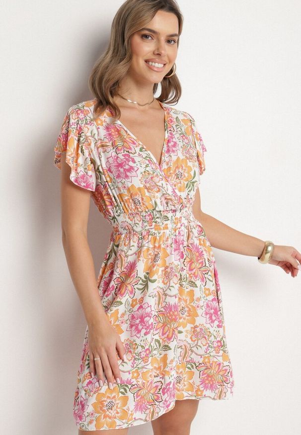 Born2be - Pomarańczowa Bawełniana Sukienka w Kwiaty z Kopertowym Dekoltem Rozkloszowana Jenovienna. Okazja: na co dzień. Typ kołnierza: dekolt kopertowy. Kolor: pomarańczowy. Materiał: bawełna. Wzór: kwiaty. Typ sukienki: kopertowe. Styl: casual, elegancki