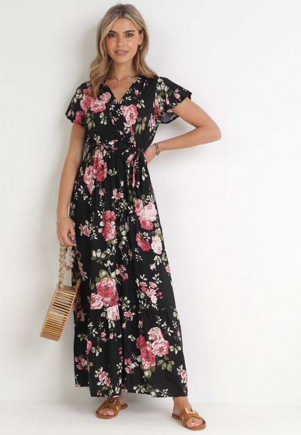 Born2be - Czarna Kopertowa Sukienka w Kwiatowy Wzór z Paskiem i Falbanką Thellippe. Typ kołnierza: dekolt w kształcie V, dekolt kopertowy. Kolor: czarny. Wzór: kwiaty. Typ sukienki: kopertowe. Materiał: tkanina. Długość rękawa: krótki rękaw. Sezon: lato. Styl: elegancki. Długość: maxi