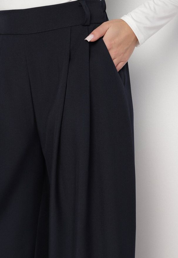 Born2be - Granatowe Spodnie o Fasonie Palazzo z Wsuwanymi Kieszeniami Adivena. Okazja: na co dzień. Stan: podwyższony. Kolor: niebieski. Materiał: jedwab. Długość: długie. Styl: elegancki, casual