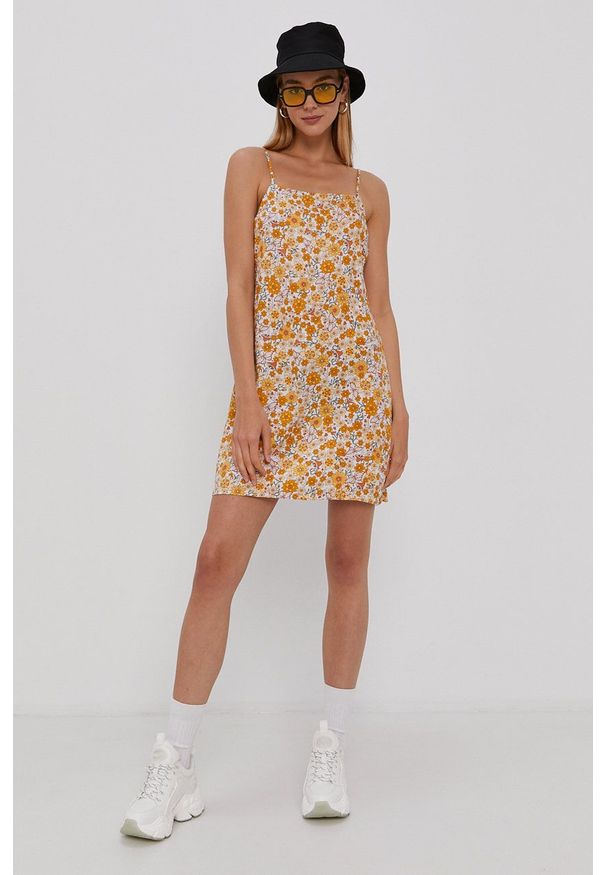 Vans - Sukienka. Okazja: na co dzień. Kolor: żółty. Materiał: tkanina. Długość rękawa: na ramiączkach. Typ sukienki: proste. Styl: casual