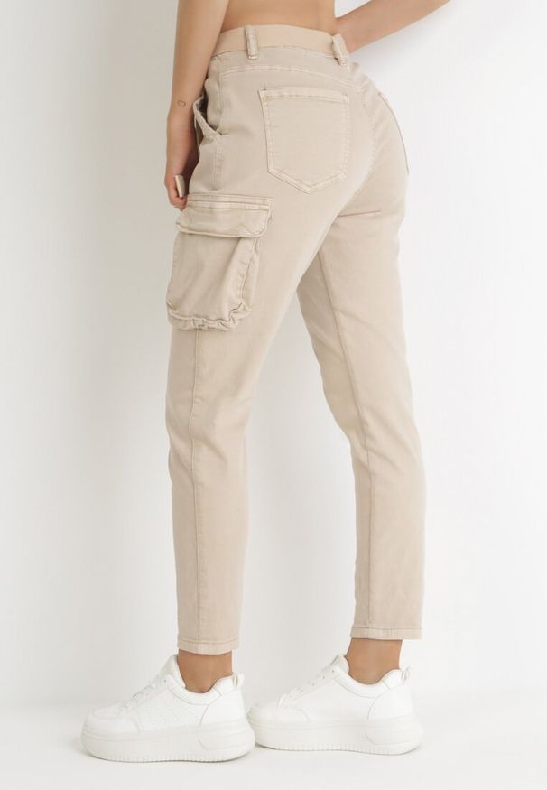 Born2be - Beżowe Spodnie Joggery z Regularnym Stanem i Kieszeniami Stephone. Kolor: beżowy. Materiał: materiał