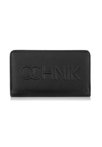 Ochnik - Czarny portfel damski z logo. Kolor: czarny. Materiał: skóra. Wzór: aplikacja, gładki #1