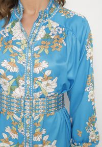 Born2be - Niebieska Sukienka Koszulowa w Kwiatowy Wzór z Bufiastymi Rękawami i Paskiem Aladira. Okazja: na co dzień. Kolor: niebieski. Wzór: kwiaty. Typ sukienki: koszulowe. Styl: elegancki, casual #6