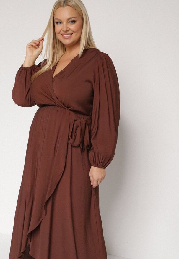 Born2be - Brązowa Sukienka z Wiskozą o Kopertowym Kroju z Wiązaniem w Talii Fezara. Kolekcja: plus size. Kolor: brązowy. Materiał: wiskoza. Typ sukienki: kopertowe. Styl: elegancki, klasyczny