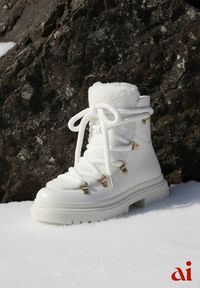 Renee - Białe Traperki Wiązane na Sznurek Ozdobione Kożuszkiem Sidonnie. Okazja: na co dzień. Zapięcie: sznurówki. Kolor: biały. Materiał: skóra, jeans. Wzór: aplikacja. Styl: casual #1