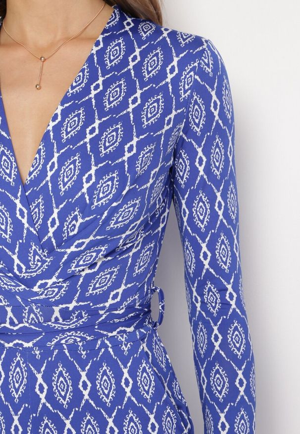 Born2be - Granatowy Elegancki Kombinezon z Geometrycznym Wzorem i Wiązanym Paskiem Alullina. Okazja: na co dzień. Kolor: niebieski. Materiał: wiskoza. Wzór: geometria. Styl: elegancki