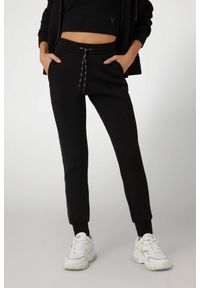 Guess - GUESS Czarne damskie dresowe spodnie Allie Scuba. Kolor: czarny. Materiał: dresówka