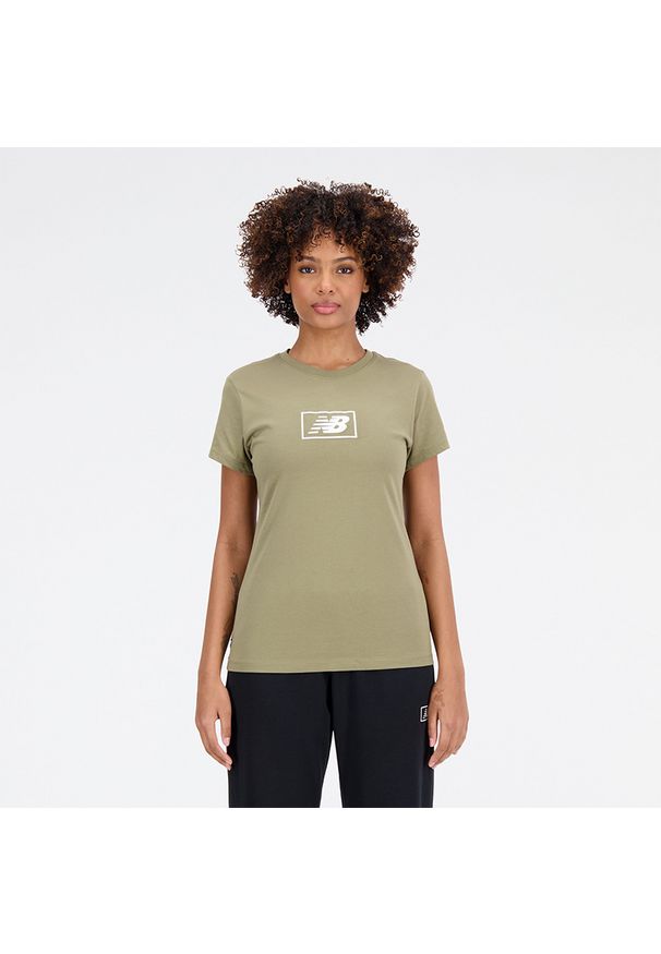 Koszulka damska New Balance WT33515CGN – zielona. Kolor: zielony. Materiał: materiał, bawełna, dresówka. Długość rękawa: krótki rękaw. Długość: krótkie