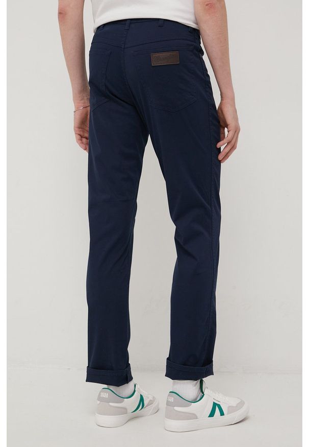 Wrangler spodnie męskie kolor granatowy w fasonie chinos. Kolor: niebieski. Materiał: tkanina