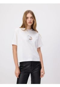 Reserved - T-shirt z autorskim nadrukiem - biały. Kolor: biały. Materiał: dzianina, bawełna. Wzór: nadruk #1