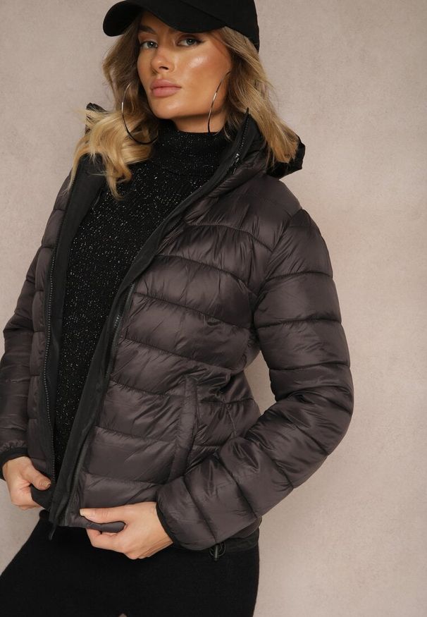 Renee - Czarna Kurtka z Pikowaną Odpinaną Stroną i Odpinanym Kapturem Doriona. Okazja: na co dzień, do pracy, na spacer, na spotkanie biznesowe. Kolor: czarny. Materiał: jeans. Sezon: jesień. Styl: casual, elegancki, biznesowy