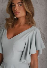 Renee - Niebieska Elegancka Sukienka Rozkloszowana Zdobiona Falbanami na Ramionach Nessaza. Typ kołnierza: dekolt w kształcie V. Kolor: niebieski. Wzór: aplikacja. Typ sukienki: rozkloszowane. Styl: elegancki #4