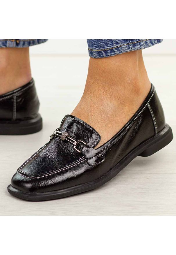 Czarne skórzane mokasyny damskie Vinceza 86429. Okazja: na co dzień. Kolor: czarny. Materiał: skóra. Szerokość cholewki: normalna. Sezon: wiosna, jesień, lato. Styl: casual, elegancki, klasyczny