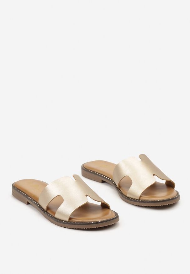 Born2be - Złote Klapki z Szerokim Paskiem z Wycięciami i Małymi Nitami Halvarisse. Kolor: złoty. Sezon: lato