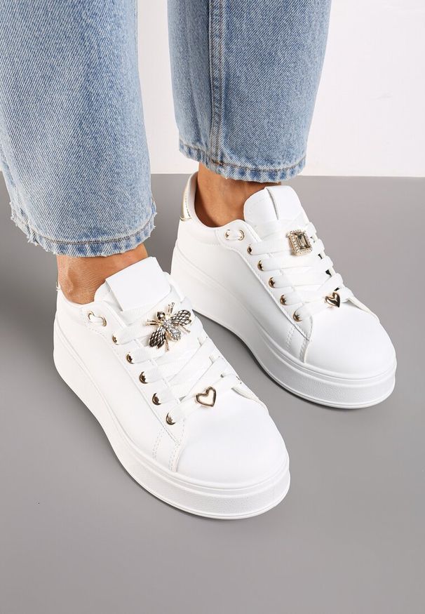 Renee - Biało-Złote Sportowe Sneakersy z Aplikacją w Kształcie Owada i Cyrkoniami Renice. Okazja: na co dzień, na randkę. Kolor: biały. Materiał: jeans, materiał. Wzór: aplikacja. Obcas: na obcasie. Wysokość obcasa: niski