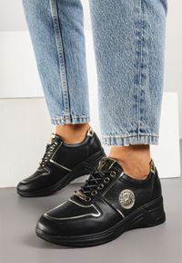 Renee - Czarne Sneakersy Ozdobione Metalicznymi Aplikacjami Hellevia. Okazja: na co dzień. Kolor: czarny. Materiał: jeans. Wzór: aplikacja