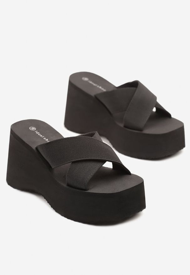 Renee - Czarne Klapki na Koturnie z Paskami w Kształcie X Janiffia. Okazja: na co dzień. Kolor: czarny. Materiał: jeans. Wzór: paski. Obcas: na koturnie. Styl: elegancki, casual