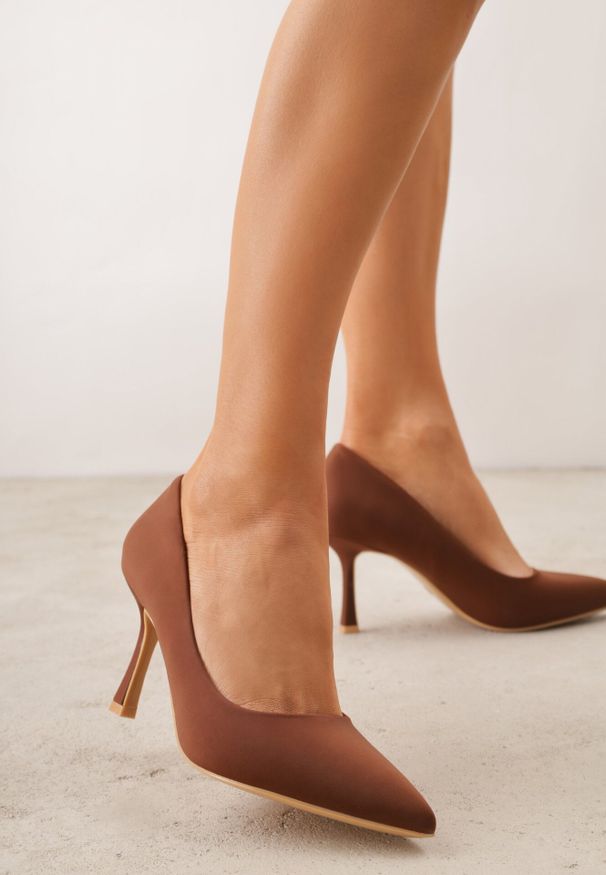 Born2be - Brązowe Klasyczne Szpilki z Gładkiej Tkaniny Orianna. Okazja: na co dzień, do pracy, na spotkanie biznesowe. Kolor: brązowy. Materiał: tkanina. Wzór: gładki. Obcas: na szpilce. Styl: klasyczny