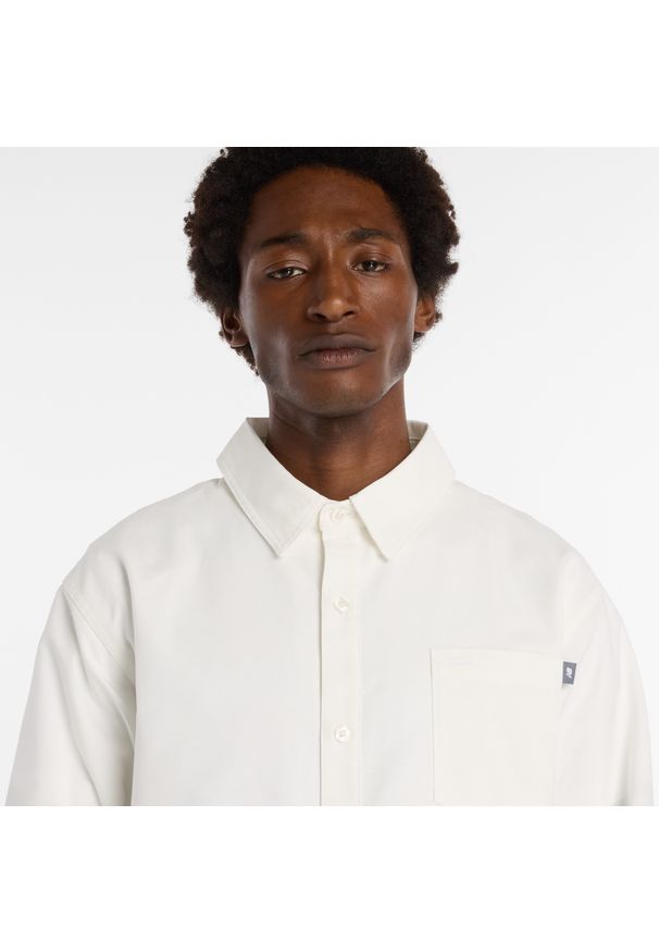 Koszula męska New Balance MT53523RFN – biała. Typ kołnierza: kołnierzyk klasyczny. Kolor: biały. Materiał: materiał, bawełna, poliester. Styl: elegancki, klasyczny