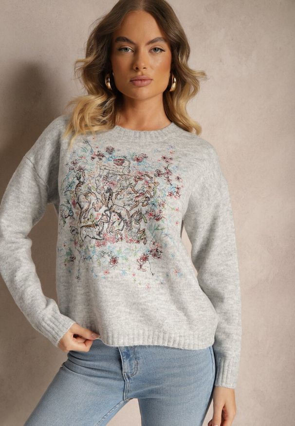 Renee - Jasnoszary Sweter z Kolorowym Haftem z Przodu Inavessa. Okazja: na co dzień. Kolor: szary. Długość rękawa: długi rękaw. Długość: długie. Wzór: haft, kolorowy. Sezon: zima, jesień. Styl: casual, klasyczny