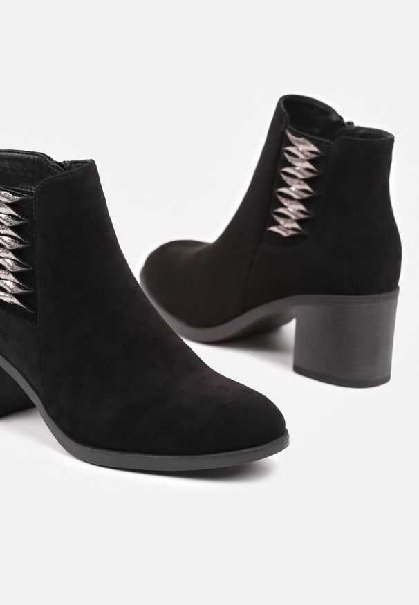 Born2be - Czarne Botki na Obcasie Ozdobione Metaliczną Wstawką Ittora. Okazja: na co dzień. Kolor: czarny. Materiał: jeans. Wzór: aplikacja. Obcas: na obcasie. Styl: elegancki, wizytowy, casual. Wysokość obcasa: średni