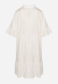 Born2be - Biała Sukienka Rozkloszowana z Wiskozą Ozdobiona Falbanami Eviriane. Okazja: na co dzień. Typ kołnierza: dekolt w serek. Kolor: biały. Materiał: wiskoza. Wzór: aplikacja. Typ sukienki: proste. Styl: casual #5