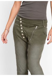 Spodnie ze stretchem z asymetryczną plisą guzikową bonprix ciemnooliwkowy. Kolor: zielony #2