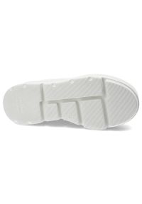 Białe Sneakersy Karino Modne Buty Damskie Na Platformie. Okazja: na co dzień, na spacer. Kolor: biały. Materiał: skóra. Szerokość cholewki: normalna. Obcas: na platformie. Sport: turystyka piesza