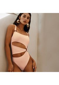 Intica - Strój kąpielowy jednoczęściowy z nowoczesnymi wycięciami Alicia. Kolor: różowy. Materiał: materiał