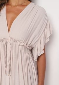 Born2be - Beżowa Taliowana Sukienka z Bawełny Ozdobiona Falbanami przy Rękawach i Gumką w Talii Rivasie. Typ kołnierza: dekolt w kształcie V. Kolor: beżowy. Materiał: bawełna. Długość rękawa: krótki rękaw. Wzór: aplikacja. Sezon: lato #5