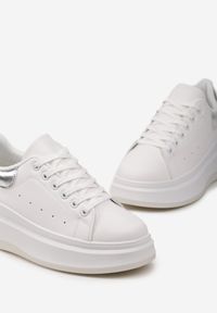 Born2be - Biało-Srebrne Sneakersy z Delikatną Perforacją i Gumowym Misiem przy Sznurówkach Zephra. Kolor: biały. Materiał: guma #3