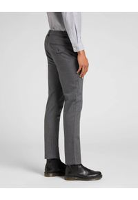 Lee - MĘSKIE SPODNIE MATERIAŁOWE LEE Slim Chino GREY L768QKDZ. Materiał: materiał