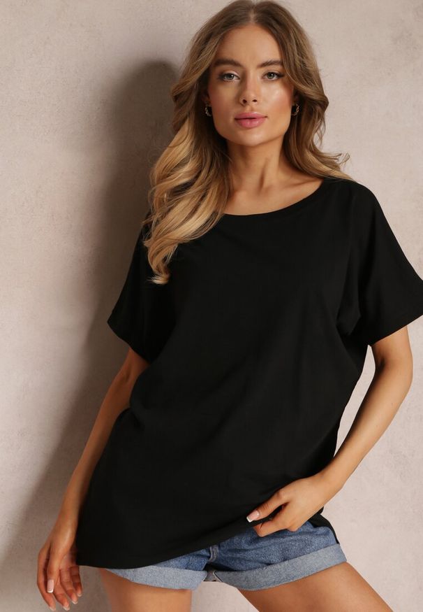 Renee - Czarny Bawełniany T-shirt Oversize z Krótkim Rękawem i Dłuższym Tyłem Zanimara. Kolor: czarny. Materiał: bawełna. Długość rękawa: krótki rękaw. Długość: krótkie