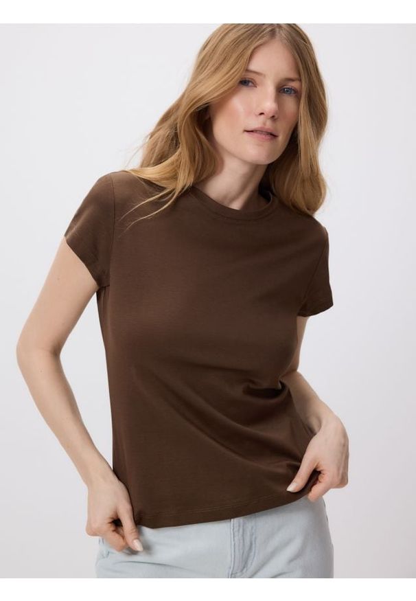 Reserved - T-shirt z domieszką jedwabiu - brązowy. Kolor: brązowy. Materiał: jedwab
