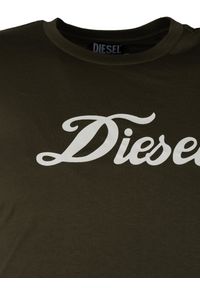 Diesel T-Shirt "Sily" | A10654-RGRAI | Mężczyzna | Wojskowa Zieleń. Okazja: na co dzień. Materiał: bawełna. Długość: długie. Wzór: jednolity, aplikacja, nadruk. Styl: militarny