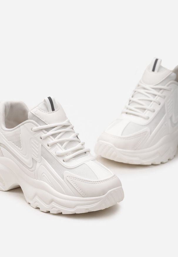 Renee - Białe Klasyczne Sneakersy Sznurowane na Niskiej Platformie Lenivia. Okazja: na co dzień. Kolor: biały. Materiał: jeans. Obcas: na platformie