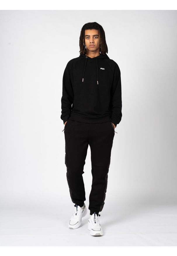 Fila Bluza "Braives Reglan" | FAM0341 | Mężczyzna | Czarny. Typ kołnierza: kaptur. Kolor: czarny. Materiał: bawełna, poliester