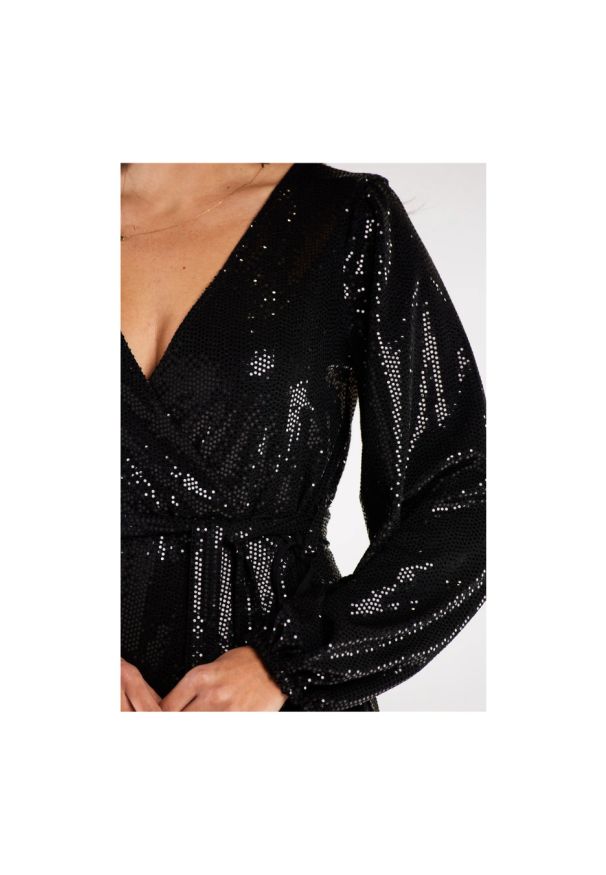 Sukienki.shop - Sukienka kopertowa z bufiastymi rękawami błyszcząca czarna. Okazja: na wesele, na imprezę, na randkę, na ślub cywilny. Kolor: czarny. Typ sukienki: kopertowe. Styl: wizytowy